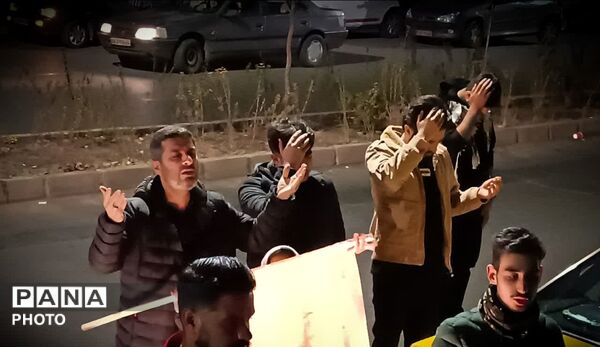 دعای مردم کرج برای پیروزی رزمندگان و تجدید بیعت با رهبر انقلاب 