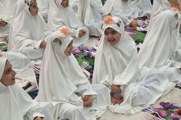 حضور دختران دبستان حکمت نبوی ناحیه دو شهرری در مراسم جشن عبادت