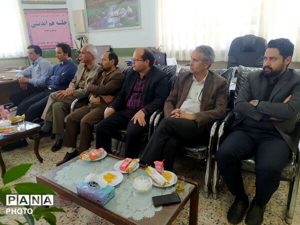 جلسه شورای دبیران دبیرستان نمونه آیت‌الله خامنه‌ای