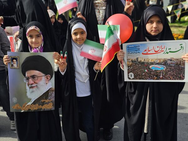 حضور پرشور دهه نودی‌های جهرمی در جشن انقلاب - 2