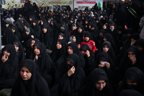 تشییع پیکر مطهر شهید گمنام ۱۷ ساله در اردکان 