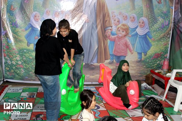 میزبانی موکب امام خامنه‌ای از زائران رهبر شهید