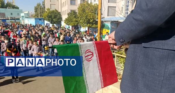  نواختن زنگ انقلاب در دبستان حضرت ابوالفضل(ع)2