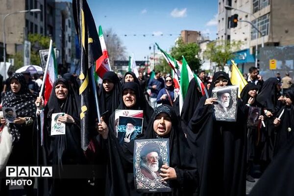 آغاز مراسم تشییع پیکر رهبر شهید و اهل بیت گرامی ایشان در مصلی نماز جمعه تهران