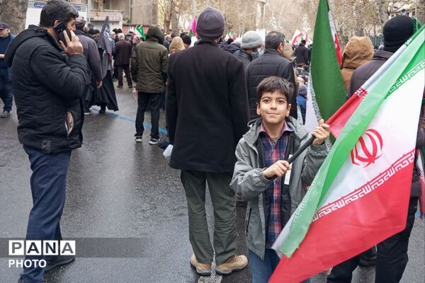 ادای احترام به شهدا با کوله‌پشتی‌های «یادبود» در راهپیمایی روز قدس