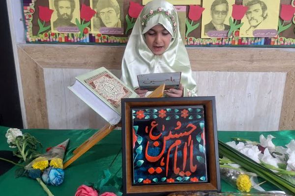 پرچم متبرک امام حسین(ع) میهمان دانش‌آموزان مدرسه زنده‌یاد قمصری