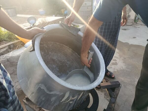 پخت و توزیع نذری در روز تاسوعای حسینی روستای حسن آباد داراب استان فارس