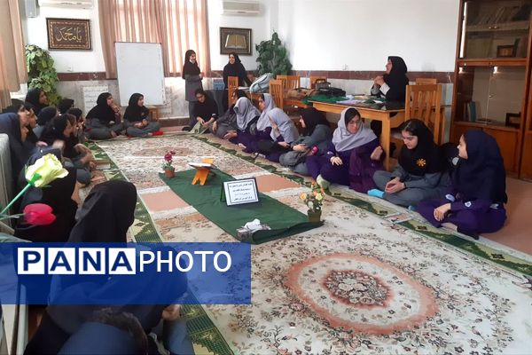 جلسه انس با قرآن و گفتمان دینی در دبیرستان فرزانگان قائمشهر