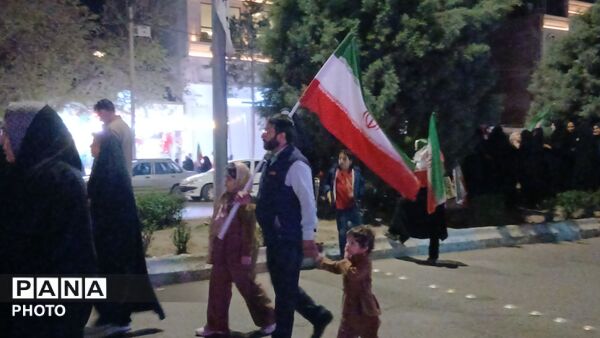 پرچم های ایران بر دستان وطن دوستان نیشابوری 