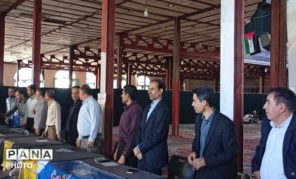 برپایی میز خدمت با حضور مسئولان دستگاه‌های اجرایی شهرستان ملایر 