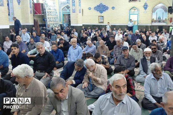 حضور دانش‌آموزان مدرسه صدرا و رئیس اداره ورزش و جوانان در نماز جمعه ورامین