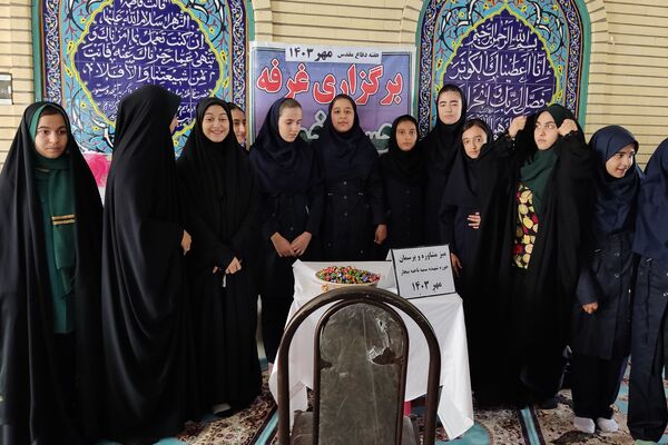 حضور پرشور دانش‌آموزان بیجار در نماز جمعه به‌مناسبت هفته دفاع مقدس