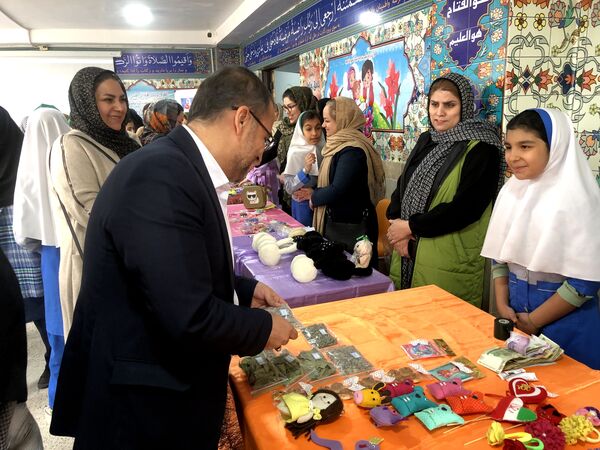 تقسیم مهربانی ها در روز نیکوکاری با حضور مسئولین در مدارس ملارد 