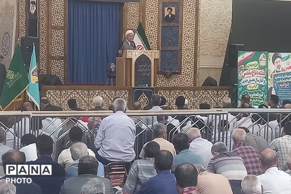 حضور دانش‌آموزان ناحیه یک شیراز در نخستین نماز جمعه سال تحصیلی