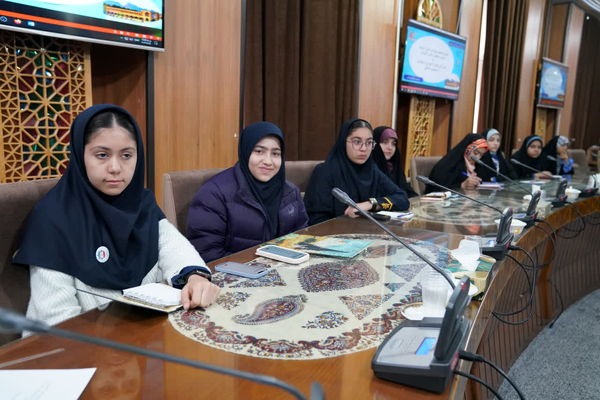 نشست مدیرکل آموزش و‌ پرورش استان اصفهان با نمایندگان شورای دانش‌آموزی و مجلس دانش‌آموزی استان 