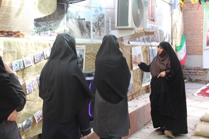 بازدید دانش‌آموزان مدارس قیامدشت و مسئولین شهری از نمایشگاه دفاع مقدس حوزه های مقاومت بسیج شهر قیامدشت