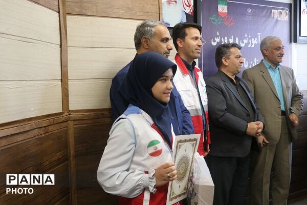 تجلیل از برگزیدگان کشوری پویش‌های «رمضان پویا» و «سفیر سلامت» در پاکدشت