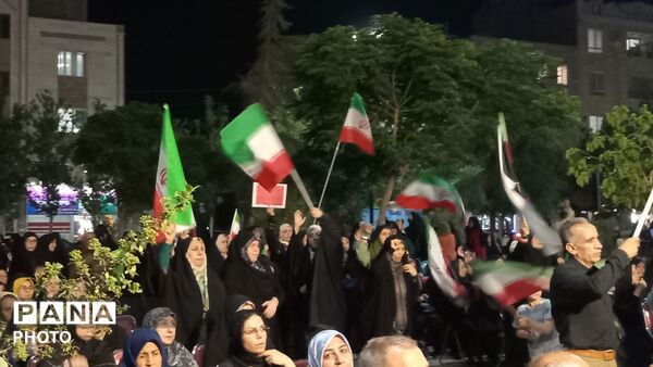تجمع مردم شهر فردوسیه در دهه امامت در کنار شهدای گمنام