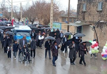راهپیمایی ۲۲ بهمن در شهر چلیچه؛ جلوه ای از اقتدار در روز بارانی