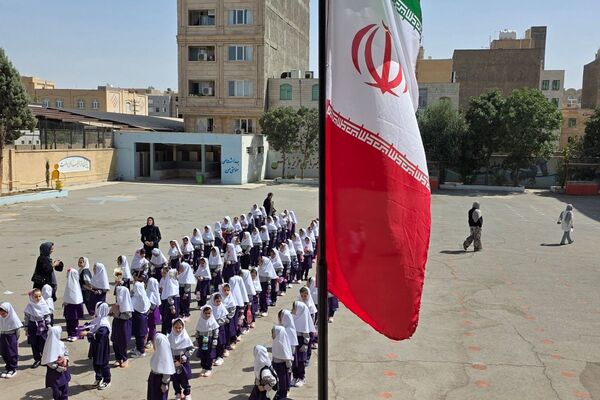 آغاز تحصیل کلاس اولی‌ها با جشن شکوفه‌ها در فرزانگان رباط‌کریم