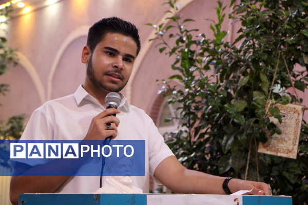 محفل شعر در سازمان دانش‌آموزی یزد 