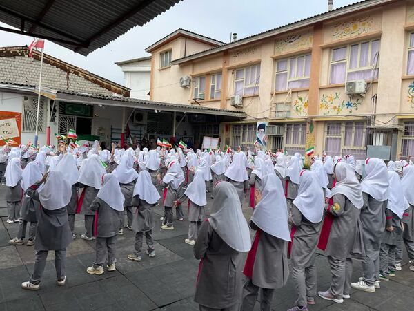 دانش‌آموزان دبستان دخترانه شاهد محمودآباد شعار مرگ بر اسرائیل سردادند