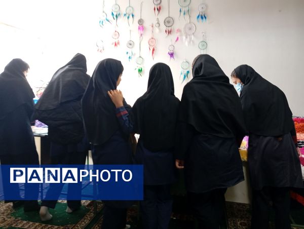 نمایشگاه محصولات دست ساز به مناسبت دهه فجر