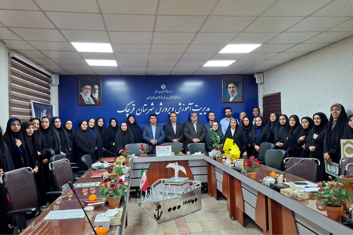 تجلیل از مدیران منتخب برگزارکننده دوره کوتاه‌مدت دوزبانه و مربیان مناطق کم برخوردار