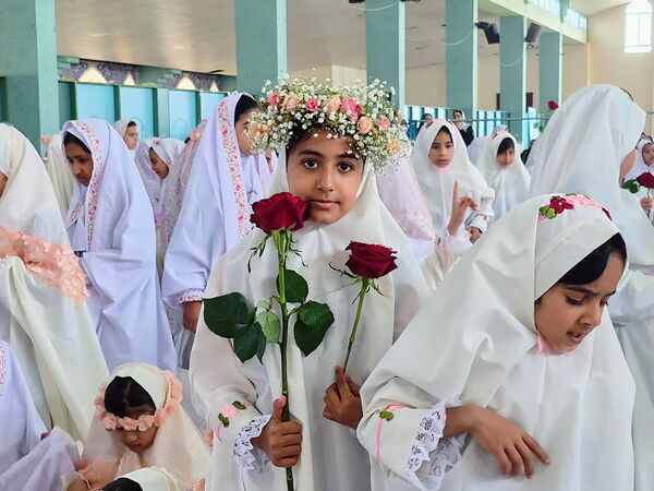 آیین سپیدپوشان؛ جشن تکلیف دختران عنبرآباد