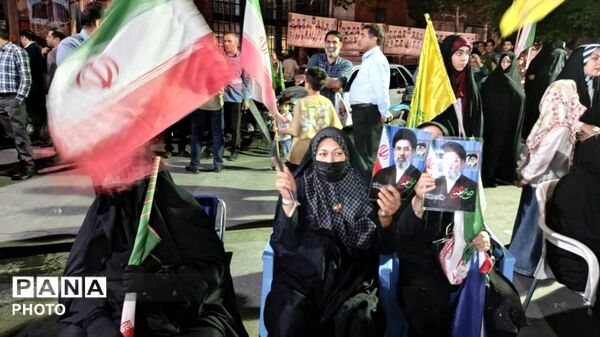 حضور دانش‌آموزان مدرسه دخترانه ریحانه در جشن عید غدیرخم