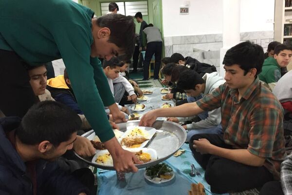 مراسم افطاری در دبیرستان نمونه آیت الله خامنه ای