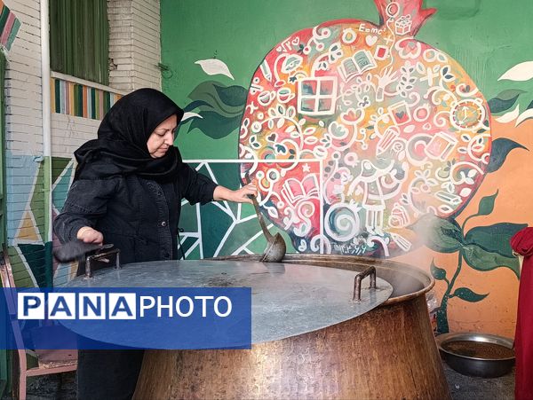 طنین همدلی در دهه فاطمیه، توزیع آش نذری در میان دانش‌آموزان دبیرستان دکتر جواد حداد ۲