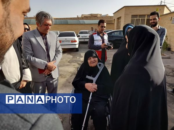 آیین نواخته شدن زنگ مهر در مدرسه شهدای بار فروش با حضور مسئولان استان و شهرستان کاشان