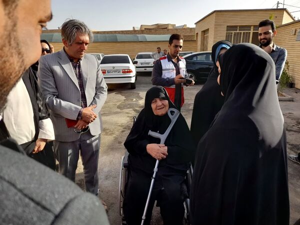 آیین نواخته شدن زنگ مهر در مدرسه شهدای بار فروش با حضور مسئولان استان و شهرستان کاشان