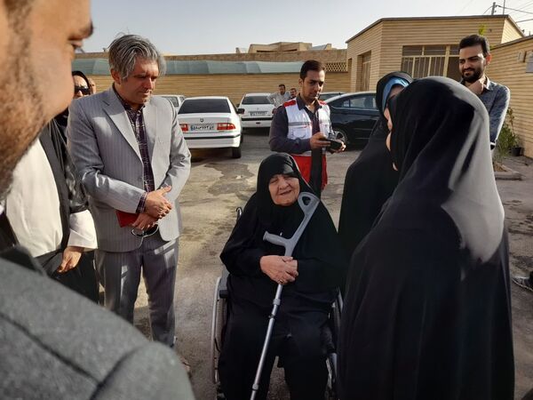 آیین نواخته شدن زنگ مهر در مدرسه شهدای بار فروش با حضور مسئولان استان و شهرستان کاشان