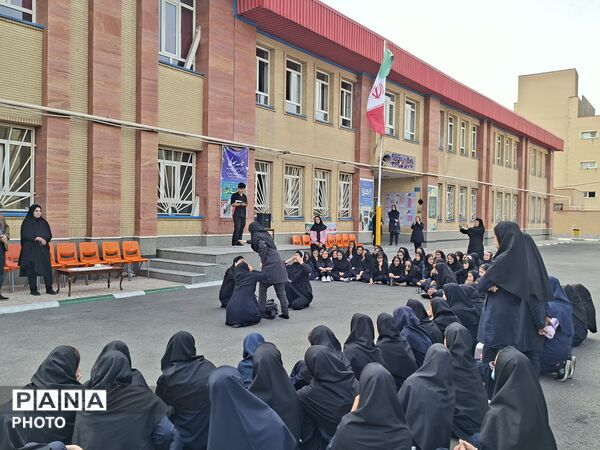 روایت وطن برای دانش‌آموزان با زبان نمایش خیابانی
