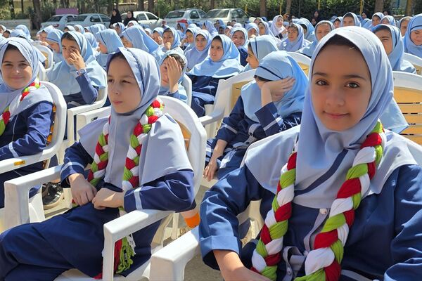 جشن عاطفه‌ها؛ لبریز از مهربانی در دبستان دخترانه قدر بهارستان ۲