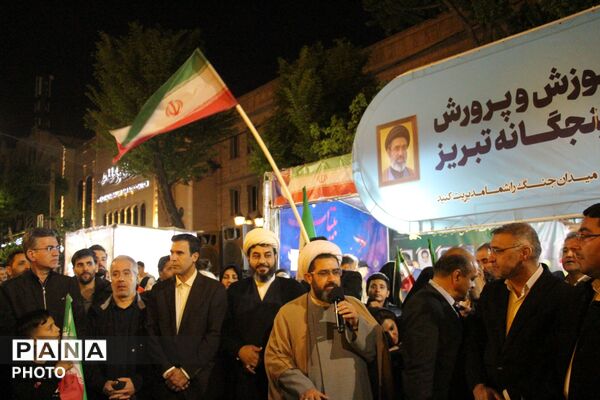 از کلاس‌های سمپاد تا صفوف پیشتازان؛ میدان ساعت تبریز میزبان هم‌دلی دانش‌آموزان