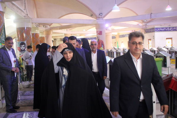 تجدید میثاق مدیرکل امور شاهد و ایثارگران وزارت آموزش و پرورش از شهدا در بوشهر
