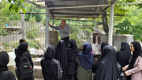 بازدید دانش‌آموزان جعفرآباد از کارگاه گلاب‌گیری روستای «بنابر»