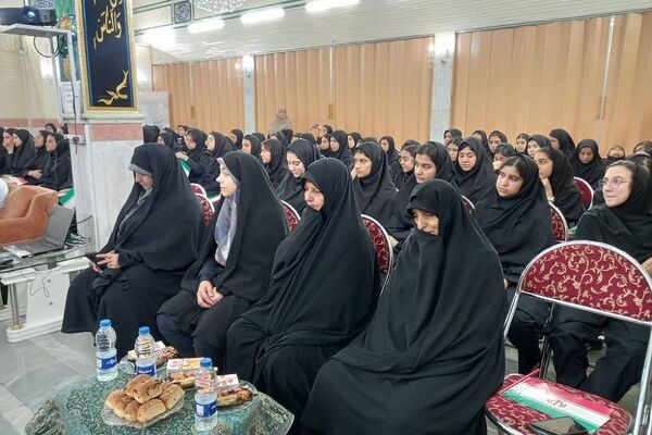 برگزاری یادواره شهدا به مناسبت هفته دفاع مقدس در دبیرستان حضرت زینب(س) ناحیه یک شهرری