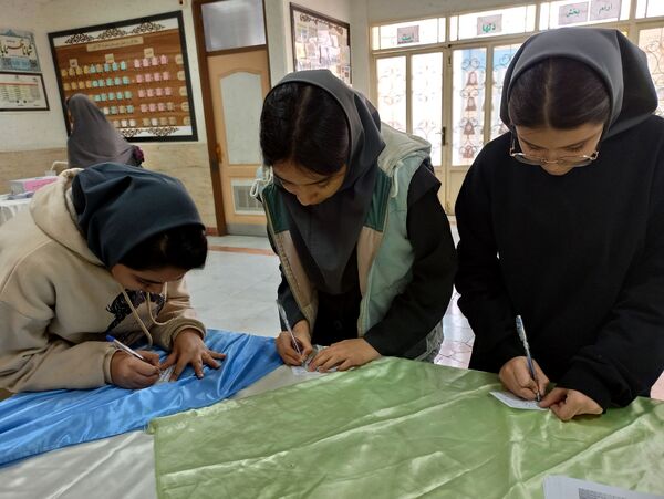 انتخابات شورای دانش آموزی در دبیرستان دخترانه ۱۳ آبان