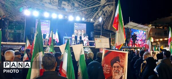 تجمع شهروندان در چهلم کودکان میناب کنار دیوارنگاره میدان انقلاب