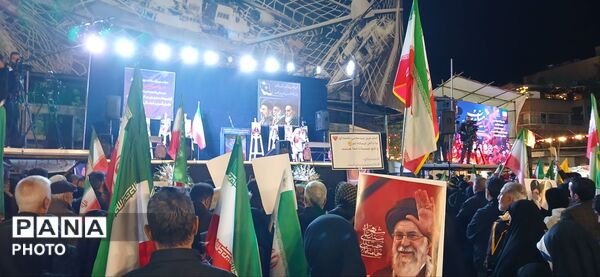 تجمع شهروندان در چهلم کودکان میناب کنار دیوارنگاره میدان انقلاب