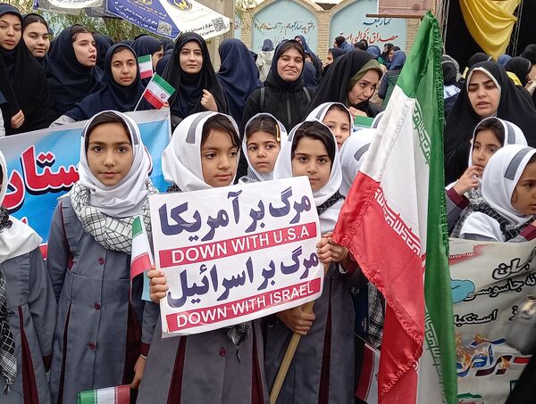 حضور دانش‌آموزان ملاردی در راهپیمایی روز سیزده آبان 