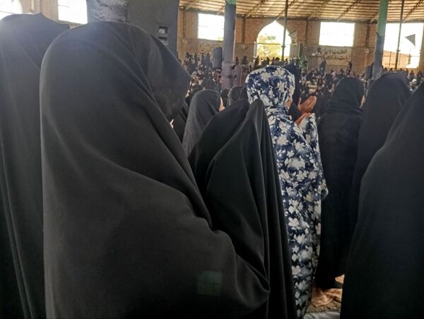 نماز جماعت در حسینه روستا اردمه در ظهر اربعین