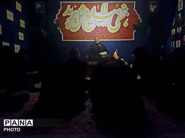 نصب تصاویر شهدا و کتیبه های محرم در هیئت‌ مسجد صاحب‌الزمان(عج)