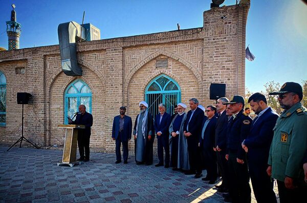 وزیر فرهنگ و ارشاد اسلامی غبار از مزار شهدای امامزاده سید حمزه کاشمر برداشت