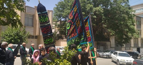 نوجوانان تهرانی هم‌نوا با اسرای کربلا به سوگ امام حسین (ع) نشستند