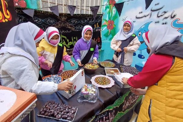 ایستگاه صلواتی در دبستان سارا، میزبان دل‌های کوچک در سوگ حضرت فاطمه(س) بود